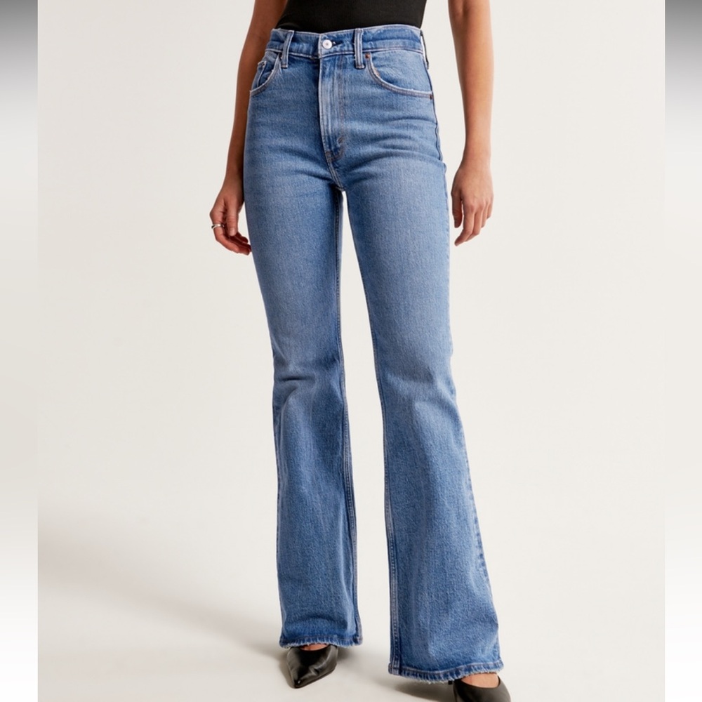 Abercrombie & Fitch Ultra High Rise The Flare Jeans - medium wash 25R
